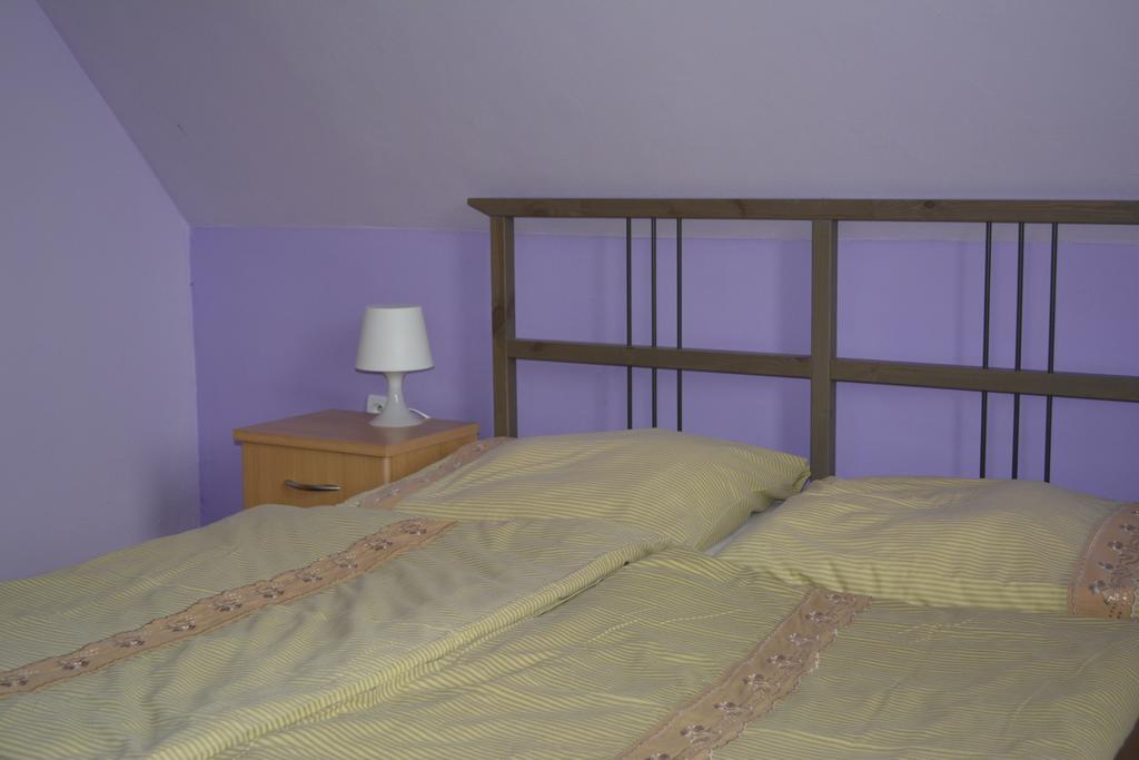 Petunia-Dom S Dvoma Spalnami Bešeňová Cameră foto
